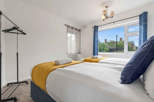 Stylish 2-bed Rail Station Apt | City Centre | Sleeps 4 | Free Parking & Netflix