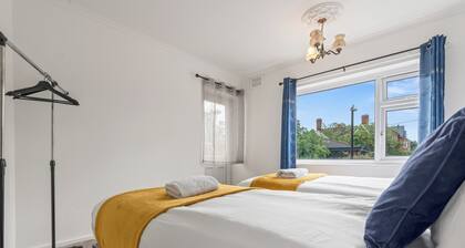 Stylish 2-bed Rail Station Apt | City Centre | Sleeps 4 | Free Parking & Netflix