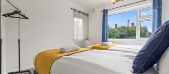 Stylish 2-bed Rail Station Apt | City Centre | Sleeps 4 | Free Parking & Netflix