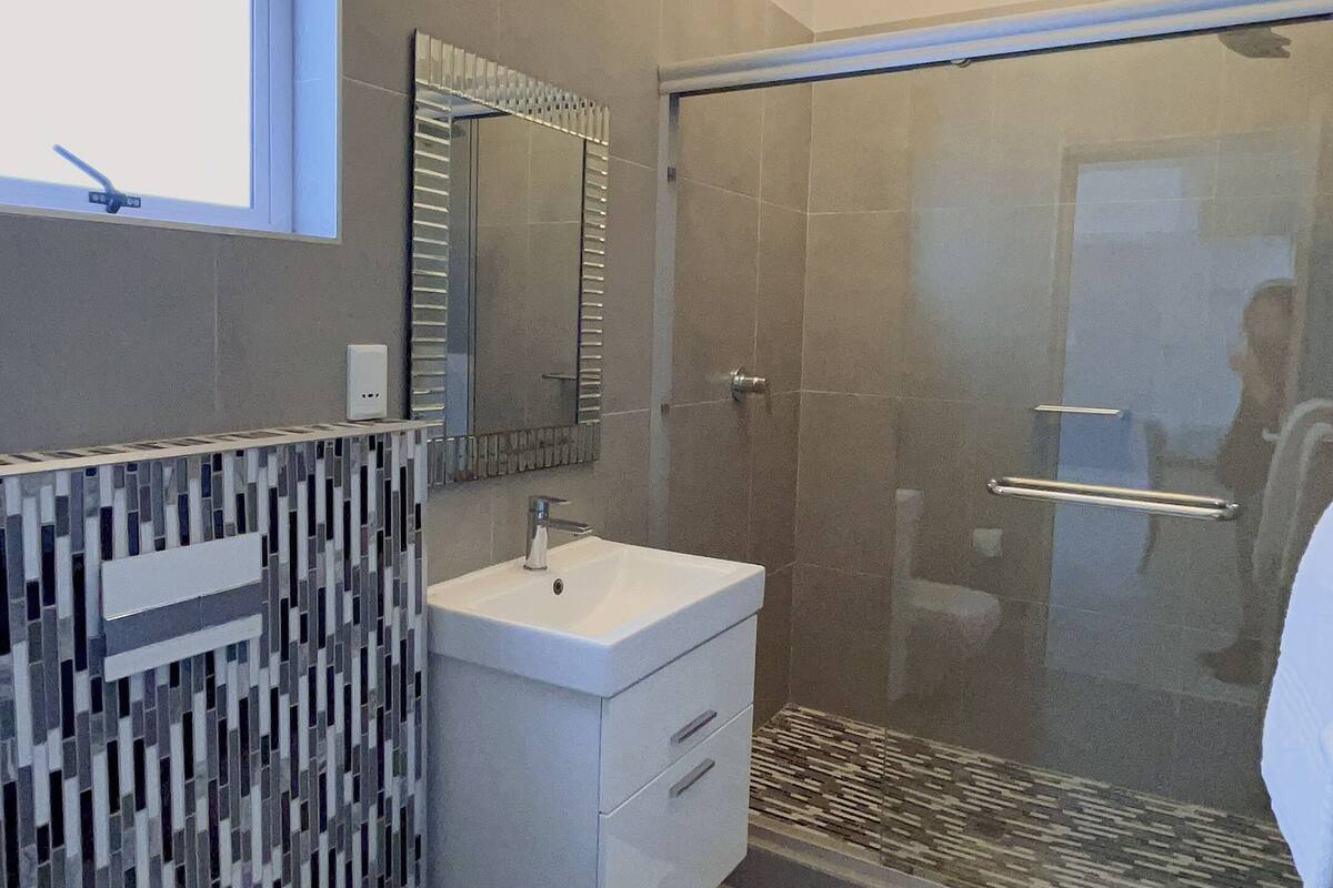 Habitación triple familiar | Baño | Regadera, secadora de cabello, toallas, jabón