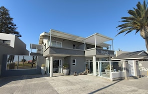 Vista frontal de la propiedad