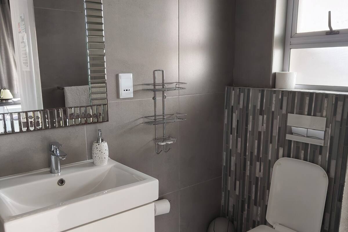 Habitación panorámica - 1 cama matrimonial o 2 individuales, vista al mar | Baño | Regadera, secadora de cabello, toallas, jabón