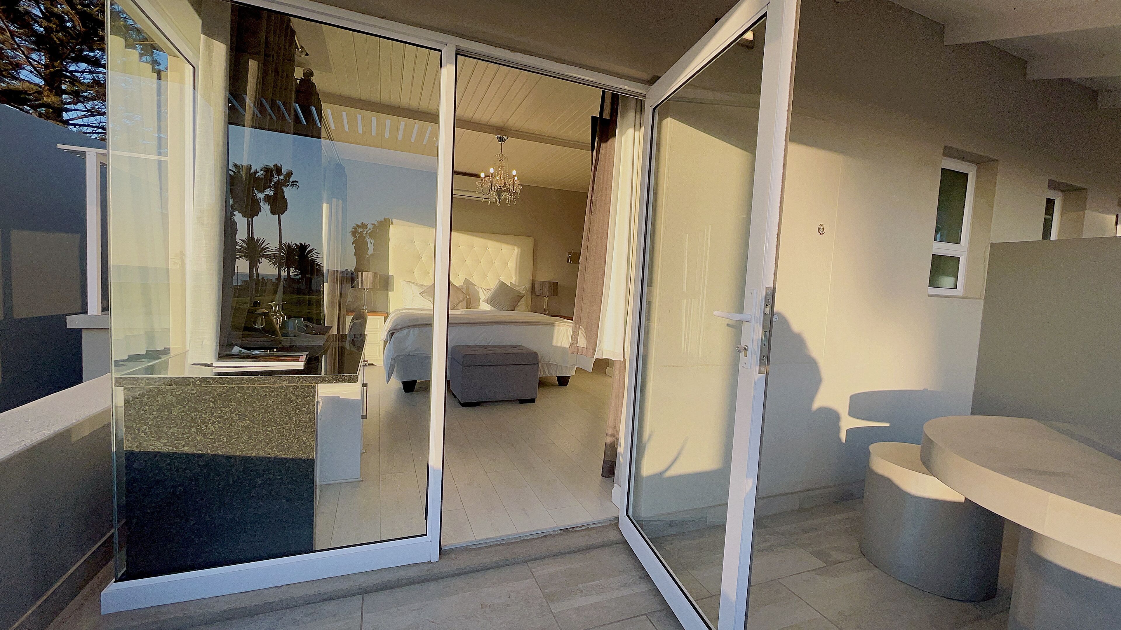 Panorama-værelse med dobbeltseng og 2 enkeltsenge - havudsigt | Skrivebord, arbejdsområde til bærbare computere, gratis Wi-Fi