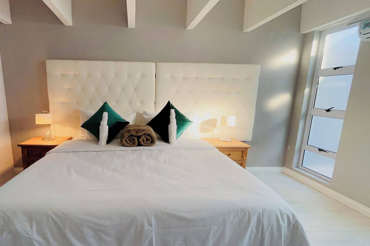 Habitación Confort con 1 cama matrimonial o 2 individuales | Escritorio, espacio para trabajar con laptop y wifi gratis