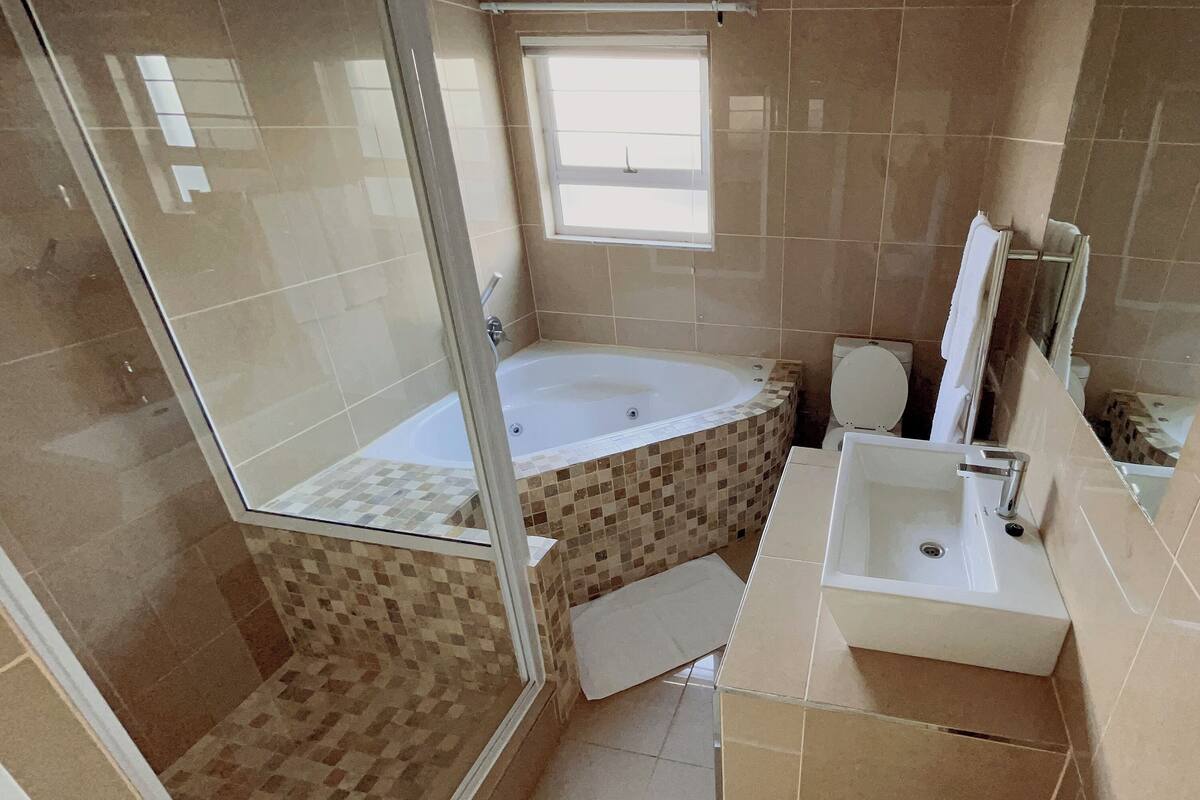 Suite familiar, vista parcial al mar | Baño | Regadera, secadora de cabello, toallas, jabón