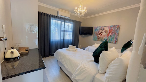 Suite familiar, vista parcial al mar | Escritorio, espacio para trabajar con laptop y wifi gratis