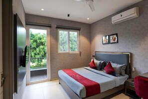 华丽双人房, 阳台, 花园景观 | 高档床上用品、迷你吧、客房内保险箱、特色装修