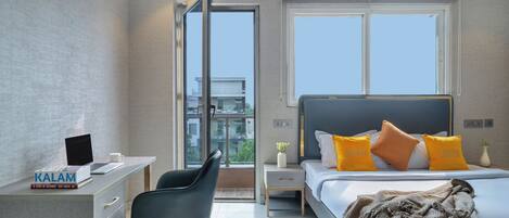 Un dormitorio moderno con cama, escritorio y silla.