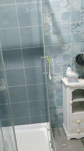 Dusche, Haartrockner, Bidet, HandtĂŒcher