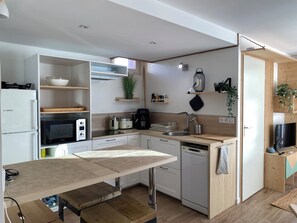 Kühlschrank, Mikrowelle, Ofen, Herdplatte