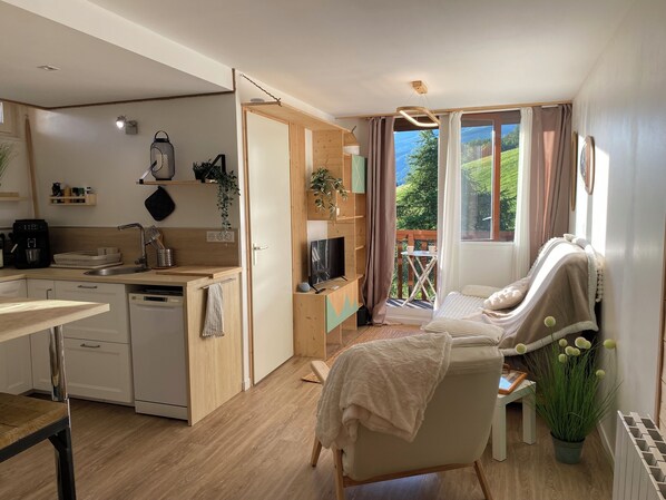 TV, computer monitors - Cosy apartment for 4 people La Plagne Montalbert - View of the slopes (Aime-la-Plagne)