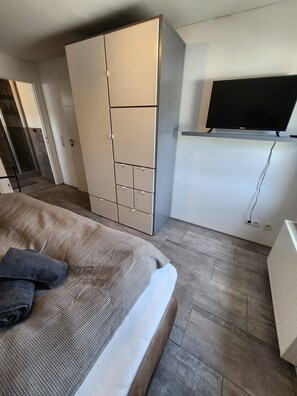 1 chambre, fer et planche à repasser, lit de bébé portatif