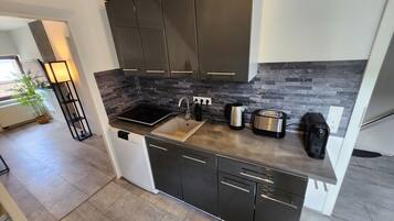 Køleskab, mikrobølgeovn, ovn, kogeplade