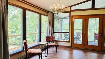 المنشأة من الداخل