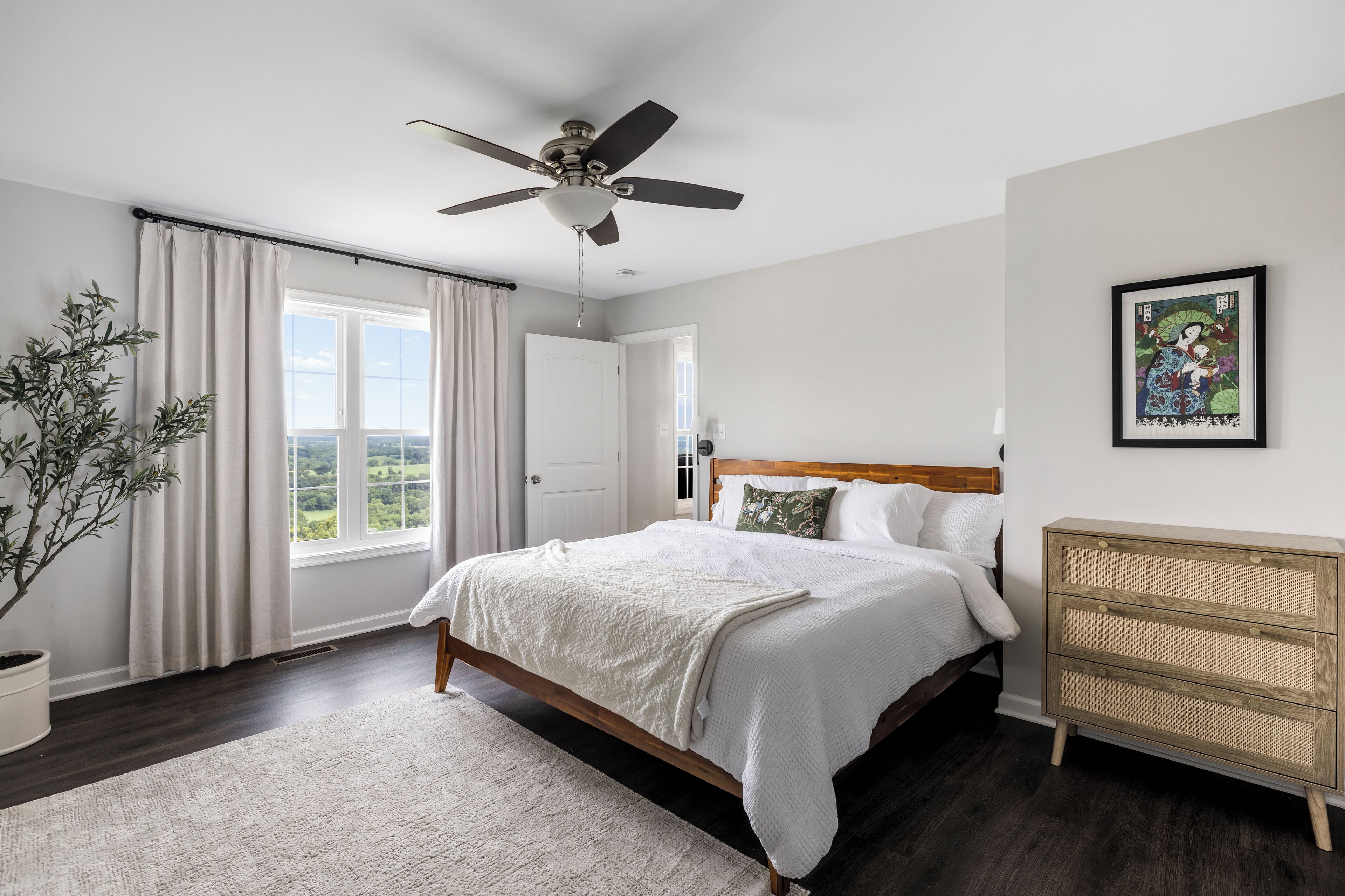 4 habitaciones, escritorio y tabla de planchar con plancha 