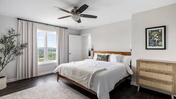 4 habitaciones, escritorio y tabla de planchar con plancha