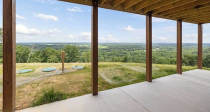 "Prima BnB" a Superb 4-bedroom cottage on the mountain near Front Royal