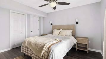 4 habitaciones, escritorio y tabla de planchar con plancha