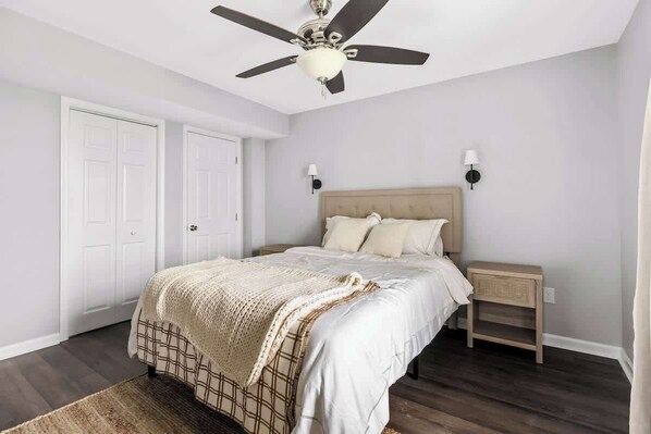 4 bedrooms, desk, iron/ironing board, travel cot