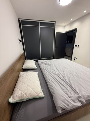 Iron/ironing board, WiFi, bed sheets