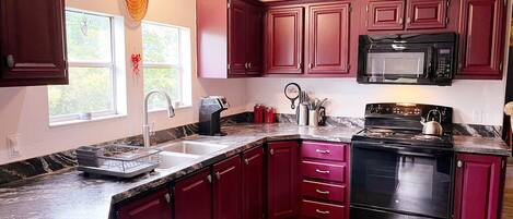 Geladeira, micro-ondas, fogão, cooktop