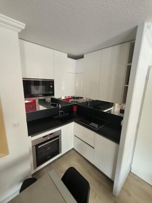 Kühlschrank, Mikrowelle, Ofen, Geschirrspüler