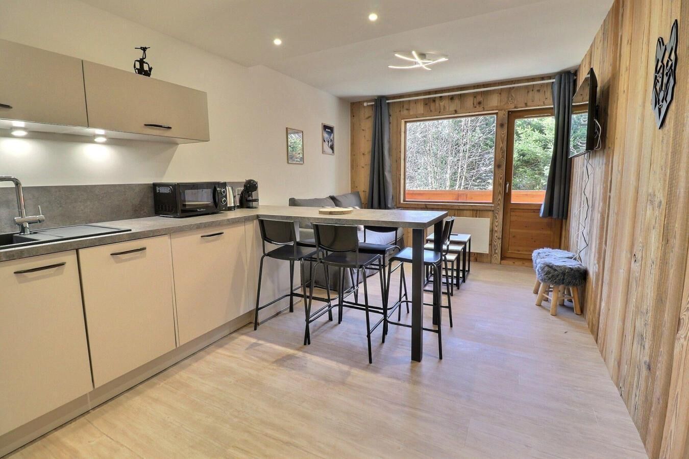 Microwave, oven, dishwasher, coffee/tea maker