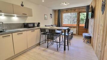 Microwave, oven, dishwasher, coffee/tea maker