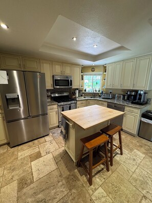 Mikroaaltouuni, uuni, liesi, astianpesukone