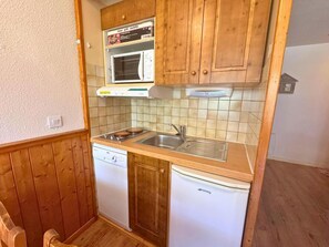 Fridge, microwave, dishwasher, coffee/tea maker - 10m from ski slopes, 1st floor, view mountain, terrace, balcony, ski locker, 26m², Les Menuires (Les Menuires)