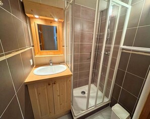 Bathroom - 150m from shops, 1st floor, view mountain, terrace, balcony, tv, ski locker, 26m², Les Menuires (Les Menuires)