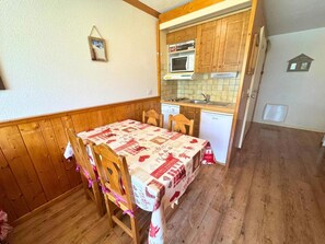 Dining - 10m from ski slopes, 1st floor, view mountain, terrace, balcony, ski locker, 26m², Les Menuires (Les Menuires)