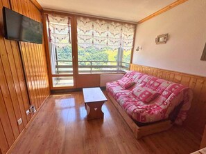 Living area - 10m from ski slopes, 1st floor, view mountain, terrace, balcony, ski locker, 26m², Les Menuires (Les Menuires)