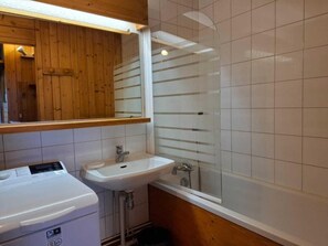 Bathroom - 150m from resort center, 1st floor, view valley, balcony, parking, tv, 42m², Les Arcs (Bourg-Saint-Maurice)