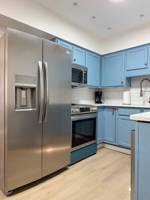 Fridge, microwave, oven, stovetop - Cypress Suites 7A - KING 2BD/1BA Apt in Newburgh (Newburgh)