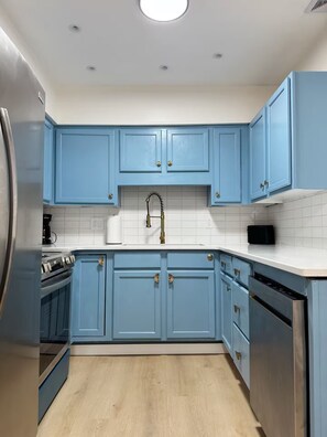 ثلاجة، ميكروويف، فرن، موقد طهي مسطح