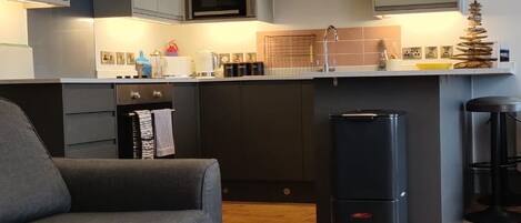 Superior appartement, uitzicht op zee | Privékeuken | Een espressoapparaat, een koffiezetapparaat/waterkoker, een waterkoker