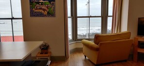 شقة سوبيريور - بمنظر للبحر | منطقة المعيشة | تلفزيون ذكي بحجم 38-بوصة يعرض قنوات تلفزيونية رقمية