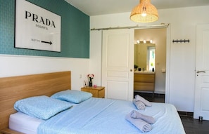 Iron/ironing board, WiFi, bed sheets