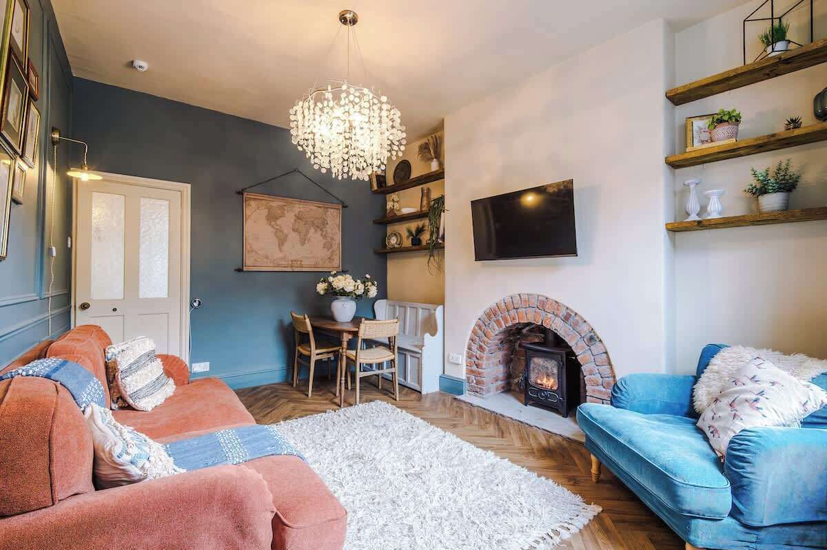 TV, fireplace