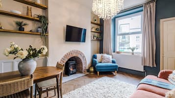 TV, fireplace