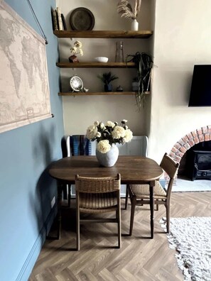 Dining - Rufloreo Flats: 2 beds, central (Derbyshire)