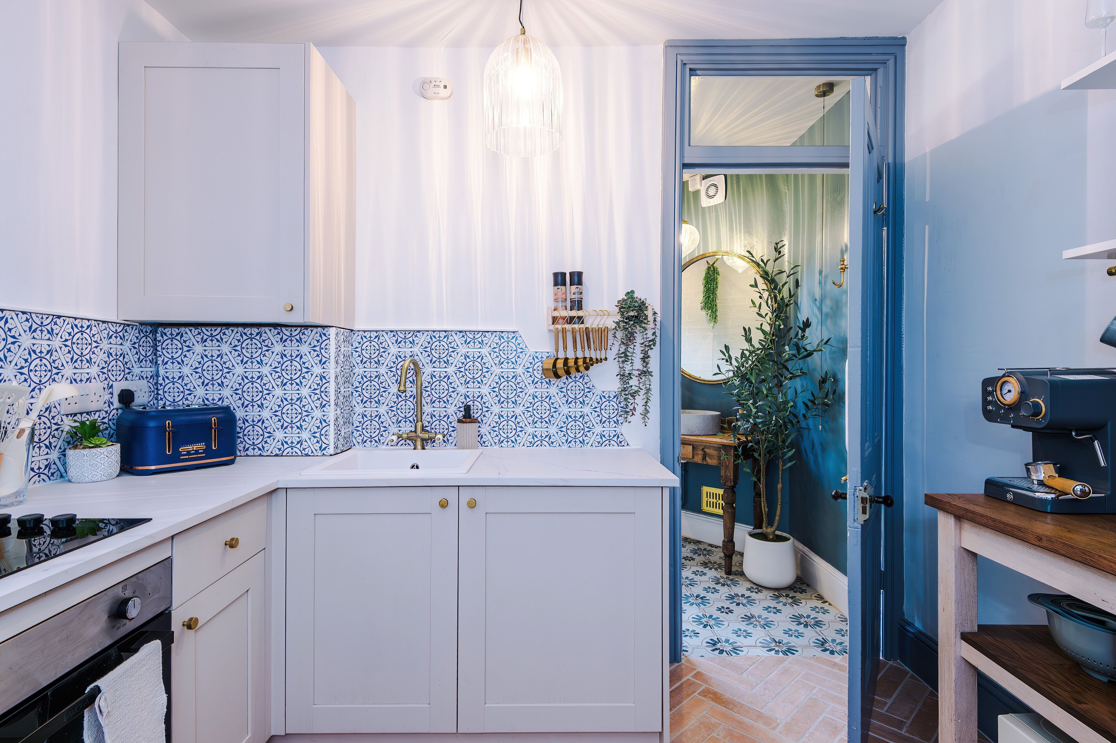 Fridge, microwave, oven, coffee/tea maker