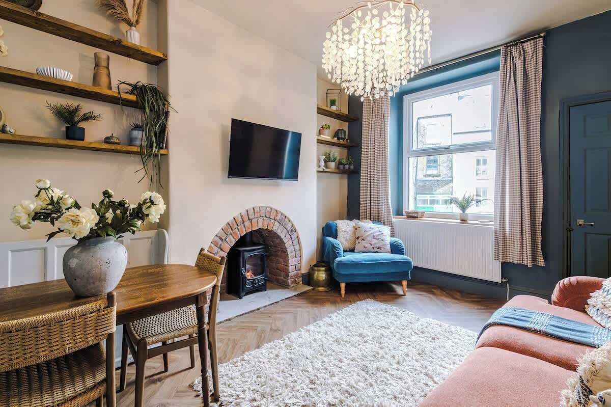 TV, fireplace