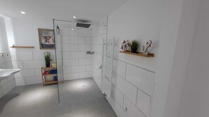 Shower, hair dryer, towels, soap - Nieheim, brand new Barrier-free (Nieheim)