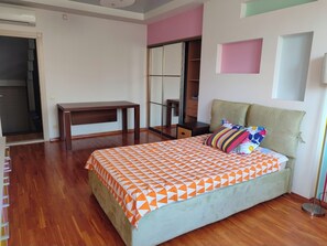 4 bedrooms, desk, iron/ironing board, WiFi