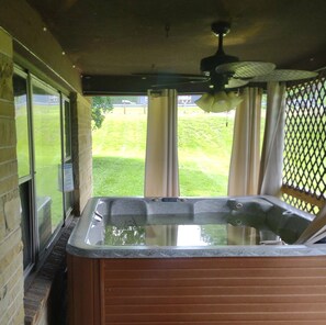 Bain à remous extérieur