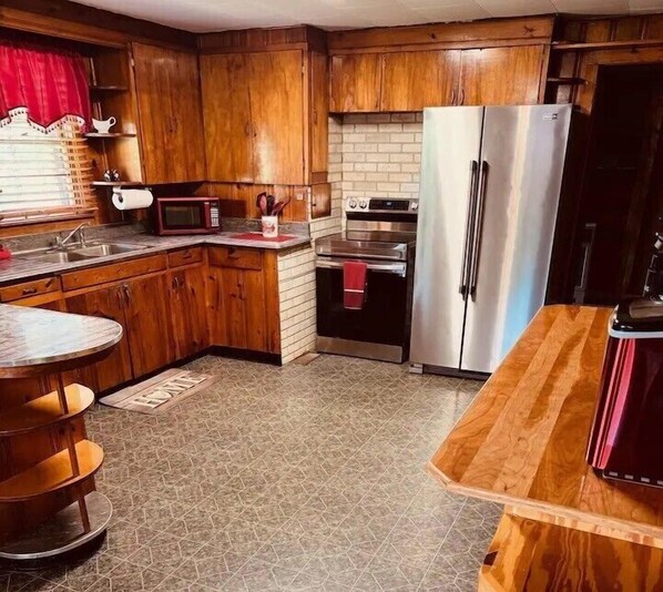 Fridge, microwave, oven, coffee/tea maker