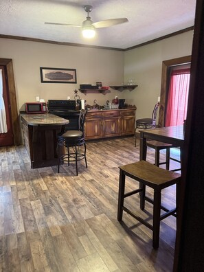 Kühlschrank, Herdplatte, Wasserkocher mit Kaffee-/Teezubehör, Toaster