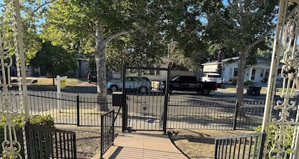 Modern Vintage Charm 2-bedroom house in wonderful Stockton with AC